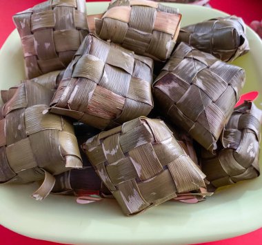 Hindistancevizi yapraklarına sarılmış haşlanmış pirinçten yapılmış ketupat. Endonezya, Malezya ve Güneydoğu Asya 'da popülerdir. Genellikle bayram günleri servis edilir..