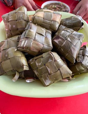 Hindistancevizi yapraklarına sarılmış haşlanmış pirinçten yapılmış ketupat. Endonezya, Malezya ve Güneydoğu Asya 'da popülerdir. Genellikle bayram günleri servis edilir..
