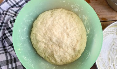 Pişirmek için hamuru düzeltiyorum.