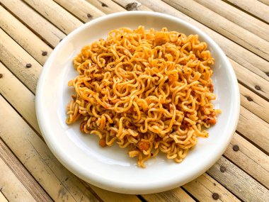 Beyaz kasede servis edilen Endonezya usulü kızarmış şehriye..