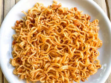 Beyaz kasede servis edilen Endonezya usulü kızarmış şehriye..