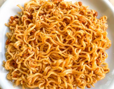 Beyaz kasede servis edilen Endonezya usulü kızarmış şehriye..