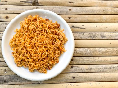 Beyaz kasede servis edilen Endonezya usulü kızarmış şehriye..