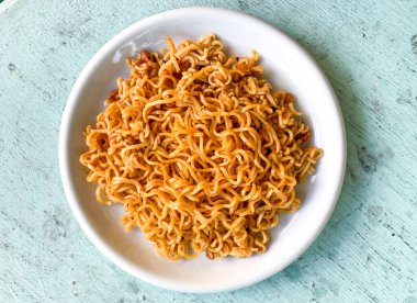 Beyaz kasede servis edilen Endonezya usulü kızarmış şehriye..