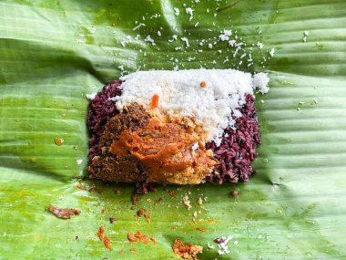Güney Sulawesi Endonezya 'dan geleneksel yiyecek Sokko ya da Songkolo (Nasi Ketan) siyah glutinous pirinçten yapılır hindistancevizi rendelenir ve meze olarak ançüez sambal.