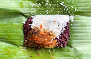 Güney Sulawesi Endonezya 'dan geleneksel yiyecek Sokko ya da Songkolo (Nasi Ketan) siyah glutinous pirinçten yapılır hindistancevizi rendelenir ve meze olarak ançüez sambal.