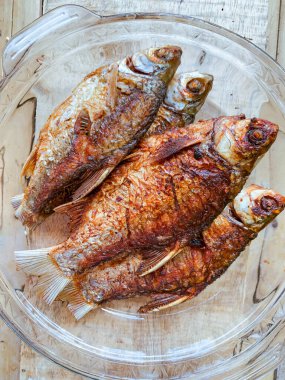 Kızarmış balık ya da bir tabakta Thynnichthys