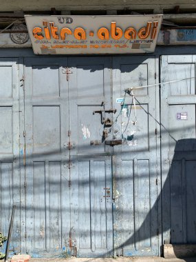 Parepare, Endonezya - 28 Mayıs 2023: Eski dükkan kapısı.