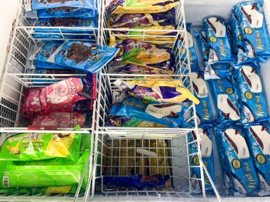 Parepare, Endonezya - 18 Ekim 2024: Bir vitrinde çeşitli dondurma türleri.