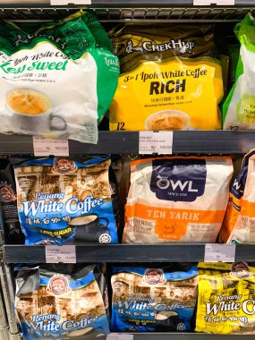 Makassar, Endonezya - 3 Kasım 2024: Markette çeşitli türde hazır kahve.