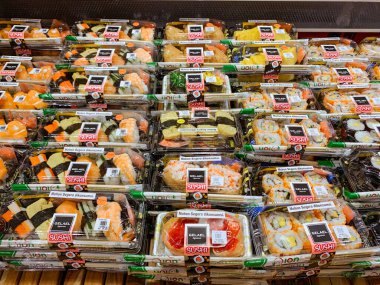 Makassar, Endonezya - 3 Kasım 2024: Gelael Süpermarketinde taze yapılmış suşi.