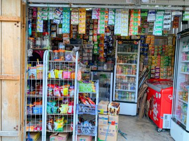 Güney Sulawesi, Endonezya - 10 Eylül 2024: Warung veya Endonezya 'da küçük bakkaliye perakendecileri.