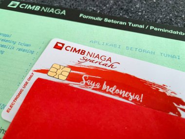 Güney Sulawesi, Endonezya - 3 Şubat 2025: CIMB Niaga Syariah Bankası 'nın banka kartları.