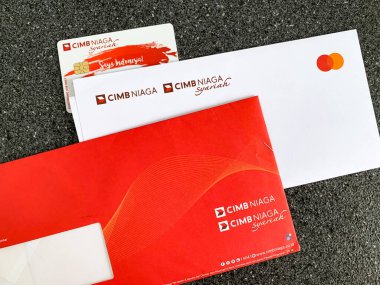 Güney Sulawesi, Endonezya - 3 Şubat 2025: CIMB Niaga Syariah Bankası 'nın banka kartları.