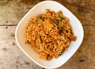 Beyaz kasede servis edilen Endonezya hazır eriştesi..