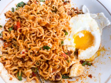 Yarı pişmiş yumurtalı baharatlı şehriye.