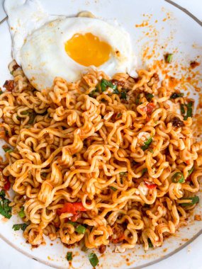 Yarı pişmiş yumurtalı baharatlı şehriye.