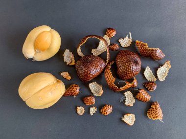 Sönük meyve ya da salakka, tropikal meyve.