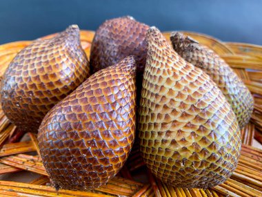 Sönük meyve ya da salakka, tropikal meyve.