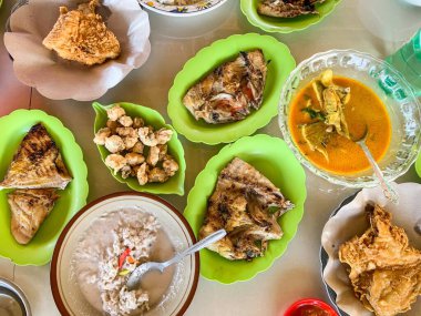 Masada servis edilen çeşitli Endonezya deniz ürünleri sarı balık çorbası, kızarmış balık ve ızgara balık içermektedir..