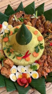 Nasi Tumpeng adında geleneksel bir yemek, etrafında çeşitli mezeler olan sarı pirinç konisi. Genellikle Endonezya 'da doğum günlerini, yıldönümlerini ve resmi etkinlikleri kutlamak için servis edilir..