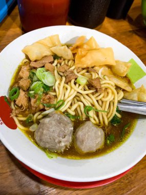 Bakso (köfte) bir kasede Endonezya yemeği.