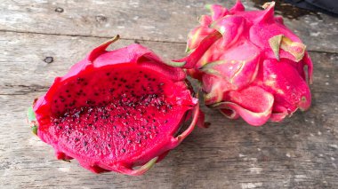 Tahta masada ejderha meyvesi