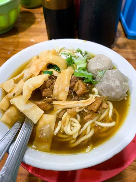 Bakso (köfte) bir kasede Endonezya yemeği.