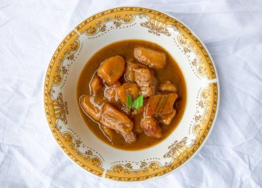 Hindistan cevizi sütü ve palmiye şekerli muzdan yapılan, Endonezya 'dan geleneksel atıştırmalık Kolak Pisang..