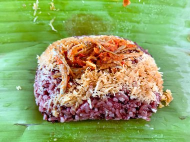 Güney Sulawesi Endonezya 'dan geleneksel yiyecek Sokko ya da Songkolo (Nasi Ketan) siyah glutinous pirinçten yapılır hindistancevizi rendelenir ve meze olarak ançüez sambal.