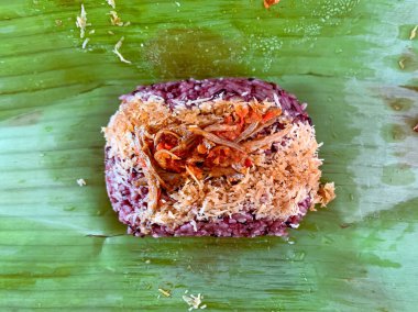 Güney Sulawesi Endonezya 'dan geleneksel yiyecek Sokko ya da Songkolo (Nasi Ketan) siyah glutinous pirinçten yapılır hindistancevizi rendelenir ve meze olarak ançüez sambal.