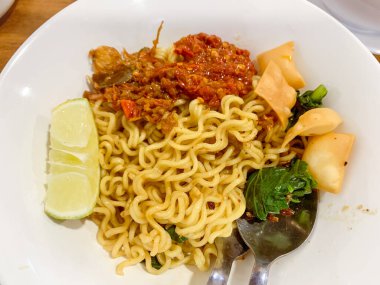 Baharatlı soslu kızarmış erişte.