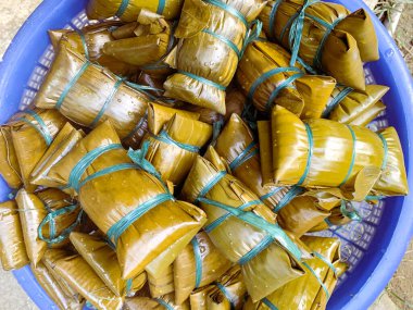 Buras veya Burasa, Bugis Makassar geleneksel hindistan cevizi sütü pilavından yapılmış muz yaprağına sarılmış ve kaynatılmış. Genellikle Endonezya 'da bayram günü servis edilir..