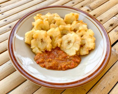 Patates ya da tostone, kızarmış muz ya da acı biber soslu yeşil muz..