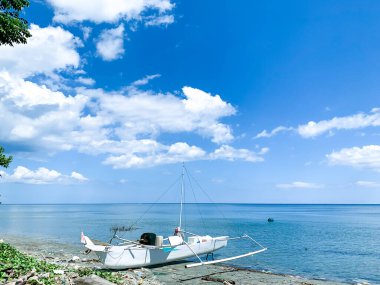 Sahildeki balıkçı teknesi. 