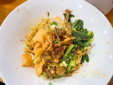 Et, sebze ve kraker dolu bir kasede kızarmış erişte..