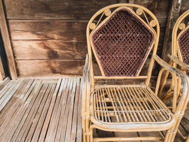 Terasta köy atmosferli rattan sandalyeler..