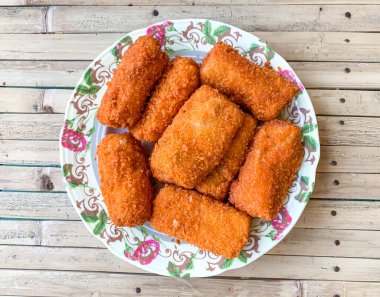 Risoller veya Risol, Endonezya geleneksel çerezleri genellikle iftar veya Ramazan ayında oruç tutarak servis edilir..