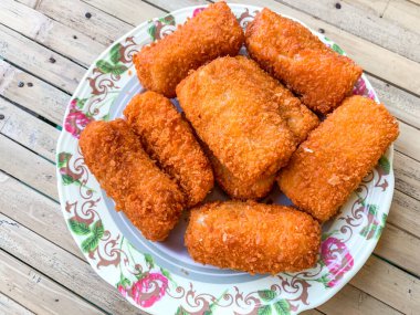 Risoller veya Risol, Endonezya geleneksel çerezleri genellikle iftar veya Ramazan ayında oruç tutarak servis edilir..