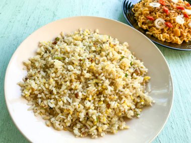Tabakta sade pilav.