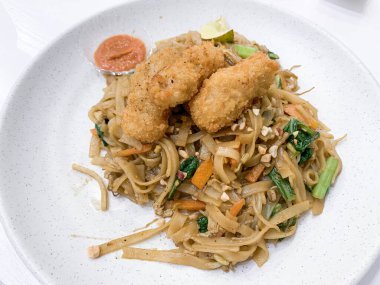 Kwetiau Goreng veya makarnalı erişte.
