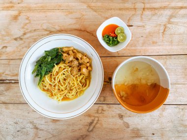 Mie Ayam (tavuk çorbası) Endonezya yemeği.