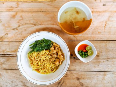 Mie Ayam (tavuk çorbası) Endonezya yemeği.