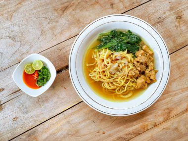 Mie Ayam (tavuk çorbası) Endonezya yemeği.