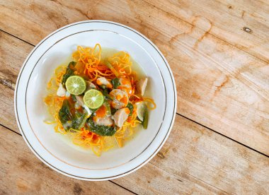 Endonezya yemeği olan Mie Kering ya da soslu kızarmış erişte tavuk, sebze, çırpılmış yumurta ve kalın et suyu. Asya yemeklerinde yaygın olarak popüler..