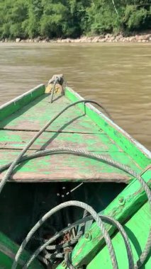 Taşıma olarak ahşap bir tekneyle nehri geçmek. Sakin bir köye yolculuk. Kırsal turizm kavramı.