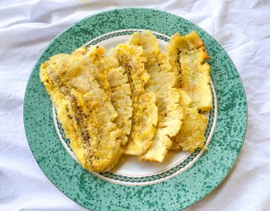 Kızarmış muz dilimleri yeşil muz ya da Pisang Peppe Endonezya geleneksel aperatifleri. Beyaz arkaplanda.