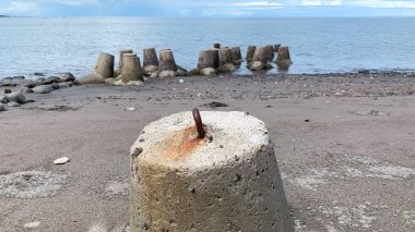 Dalgalar kırıcı sahildeki beton blok