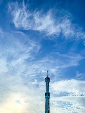 Sabahları mavi gökyüzü olan caminin kulesi. kopyalama alanı.