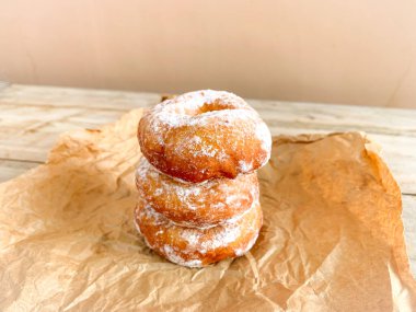 krema şeker ile çörek.